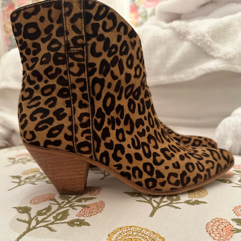 Frye Maley Pull Tab Womens Brown Animal leopard Print Slip On Booties Boots 6.5